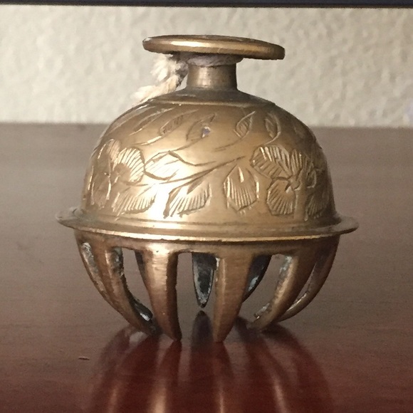 Antique brass carved cow bell - Picture 3 of 5